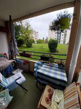 Balkon mit Sicht ins Grüne - Verkauf einer 2 Zimmerwohnung im UG eines Hochhauses in Radolfzell