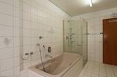 Duschkabine u. Badewanne - 