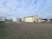 große Lagerhallen mit Rolltor und Laderampe - 