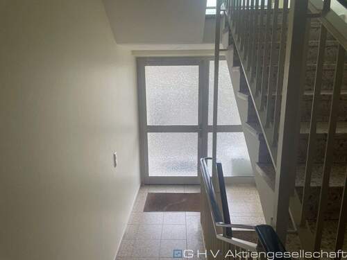 Eingang Treppenhaus - 3 Zimmer Etagenwohnung zum Kaufen in Ottweiler