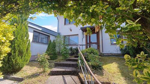 Impression Vorgarten - 8 Zimmer Einfamilienhaus zum Kaufen in Retzstadt