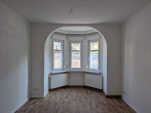 Wohnzimmer mit Erker - Helle 2-Zimmer-Wohnung mit Erker und Einbauküche