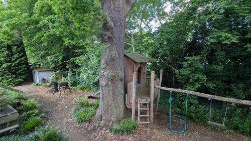 Garten mit Baumhaus - 