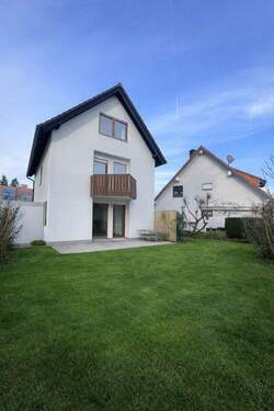 Gartenansicht - Ruhig gelegenes Einfamilienhaus mit Garten, Balkon und Garage in Karlsruhe-Knielingen