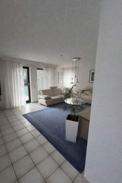 Wohnzimmer mit Gartenzugang - Einfamilienhaus mit 153,00 m&sup2; in Karlsruhe zum Kaufen