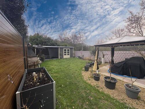 der eigene Garten mit Gartenhaus und überdachter Terrasse - 