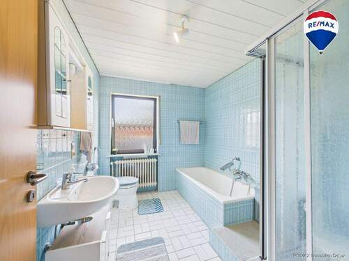 RE/MAX Immobilien DeLux Einfamilienhaus Merzig-Besseringen Badezimmer - 