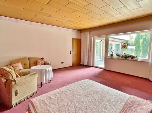 Hauptwohnung: Master-Schlafzimmer mit Terrassenzugang - 