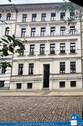Vorderansicht mit Logo - Gepflegtes und vollvermietetes Mehrfamilienhaus in der Innenstadt von Halle (Saale) - Investment