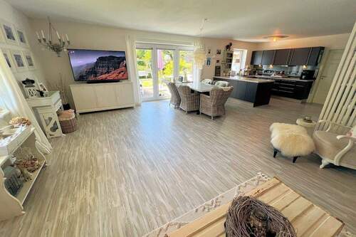 Großes Wohn- und Esszimmer - 6 Zimmer Mehrfamilienhaus, Wohnhaus in Wyk auf Föhr