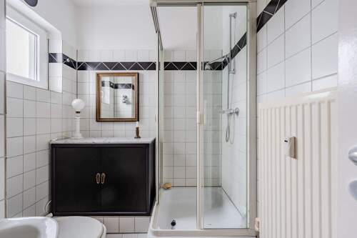 Badezimmer mit Fenster - 