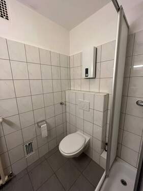 Hänge-WC und Durchlauferhitzer - 
