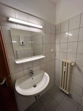 Waschbecken, Ablage und Spiegel - 