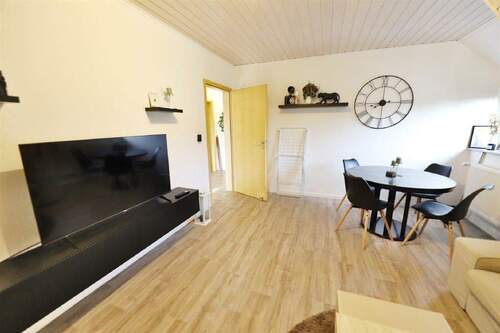 Wohn-/Esszimmer mit Zugang zum Balkon (DG) - 