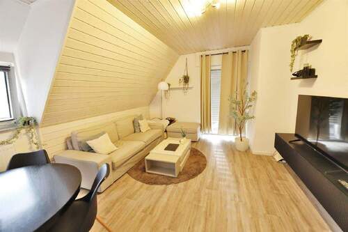 Wohn-/Esszimmer mit Zugang zum Balkon (DG) - 