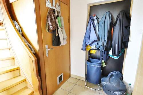 Eingangsbereich/ Treppenhaus - 4 Zimmer Einfamilienhaus in Lage