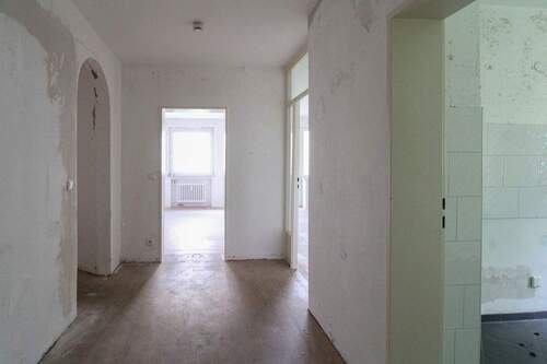 Flur 4.OG links - 3 Zimmer Etagenwohnung in Duisburg