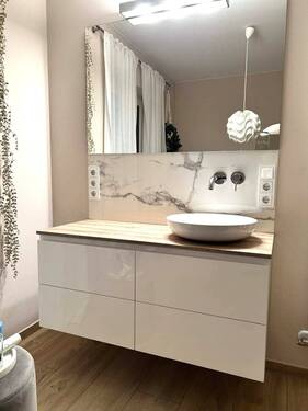 Das Waschbecken mit Unterschrank und Spiegel im OG - 