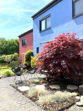 Der Eingangsbereich mit Vorgarten - Speicher !!! Modernisiertes Reihenmittelhaus !!! Ab 01.08.2026 !!! Mit schönem Garten und Balkon !!!