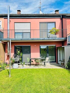 Die Rückansicht mit Terrasse und Balkon - 4 Zimmer Terrassenwohnung zur Miete in Speicher