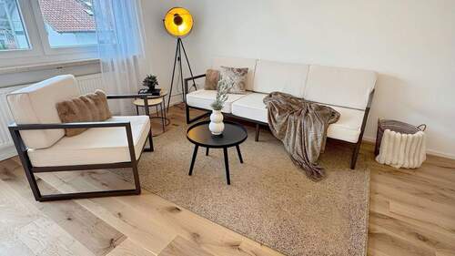Wohnzimmer - 4 Zimmer Etagenwohnung zum Kaufen in Burghausen