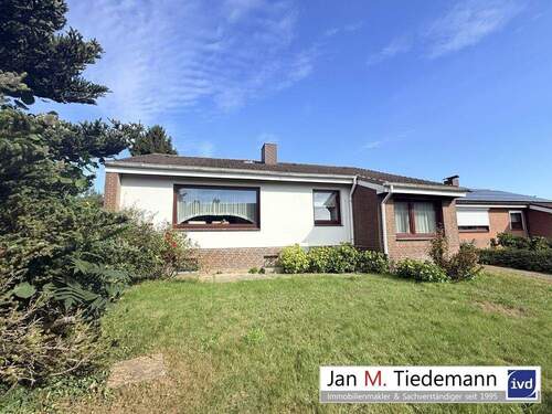 Hausansicht - 5 Zimmer Bungalow mit Satteldach auf 623 m² Eigenland mit Keller und Garage