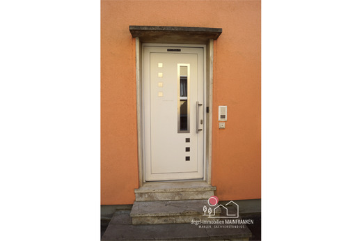 modernisierte Eingangstüre - Mehrfamilienhaus, Wohnhaus mit 170,00 m&sup2; in Gochsheim zum Kaufen