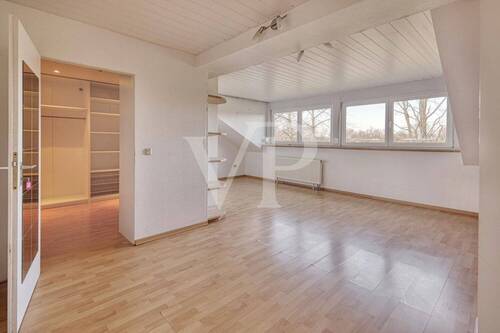 OG - Elternschlafzimmer mit Blick in die Ankleide - 