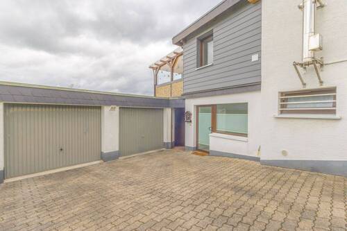 Hausansicht mit separatem Eingang - Menden Hüingsen – Renovierte kleine Souterrain Wohnung mit Stellplatz und sep. Eingang