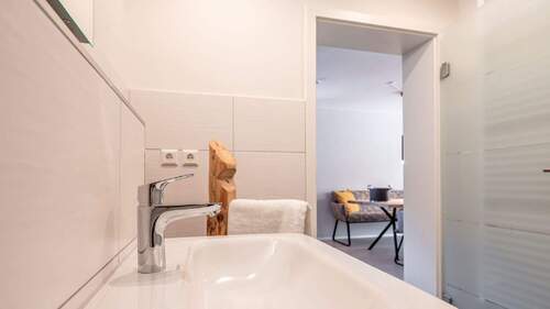 Bild 2 - 2 Zimmer Etagenwohnung zum Kaufen in Titisee-Neustadt