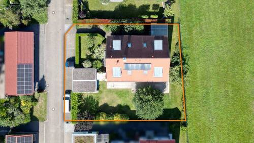 Vogelperkspektive auf das ca. 766 m² große, sonnige Grundstück - 9 Zimmer Einfamilienhaus zum Kaufen in Heuweiler