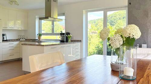 Wohn- und Esszimmer mit offener Küche - 9 Zimmer Einfamilienhaus in Heuweiler