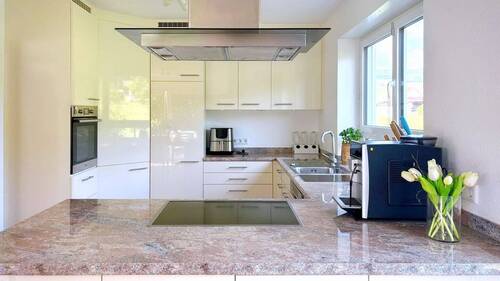 Hochwertige, moderne Einbauküche - 