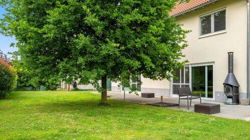 Großzügige Rasenfläche: vielseitig nutzbar als Spielwiese oder für kreative Gartengestaltung - 