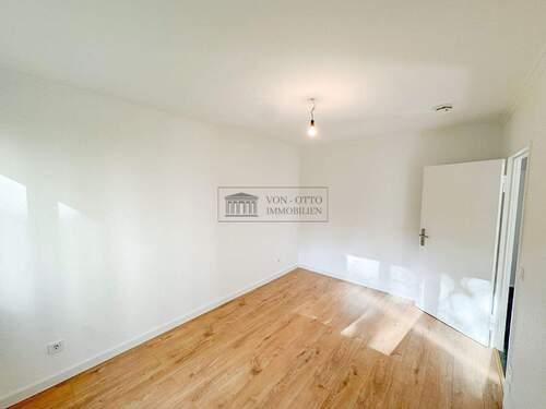 2 - 2 Zimmer Etagenwohnung in Berlin