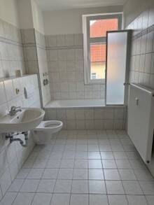 Bad mit Wanne und Fenster.jpg - 