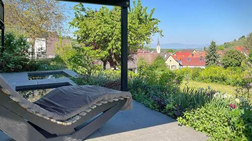 Überdachte Terrasse mit Wasserbecken und Blick auf Bickensohl - 