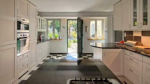 Lichtdurchflutet und mit Zugang zum Vorgarten wird die Küche zum Lieblingsort im Haus - 