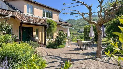 Mediterran gestalteter Vorgarten - Wohnen, Arbeiten oder Mehrgeneration unter der Sonne - Traumhafter Winzerhof mit Toskanaflair