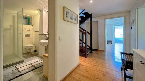 Auch im Gartengeschoss befindet sich ein praktisches Badezimmer mit großer Dusche - ideal für Gäste - 