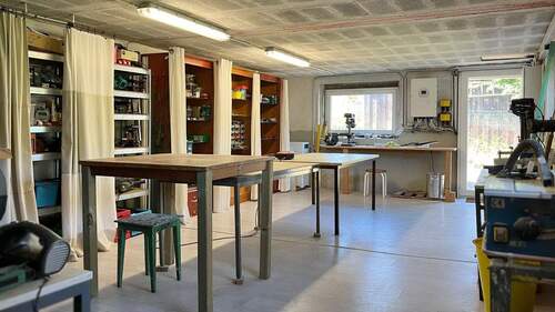 Vielseitig nutzbarer Raum, ideal als Werkstatt für Bastler oder als praktischer Stauraum im Haus - 