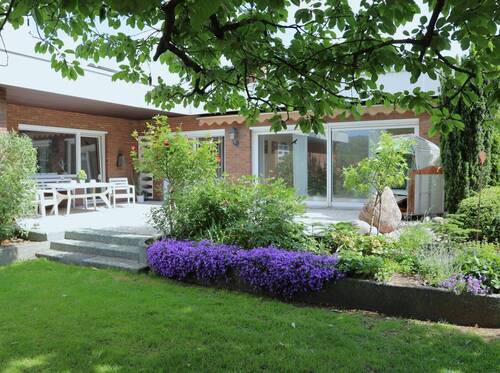 Hauptwohnung: Blick vom Garten auf die Terrasse - 