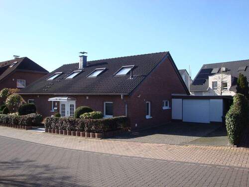 Hausansicht mit zur Garage - Einfamilienhaus mit 220,00 m&sup2; in Langenfeld zum Kaufen