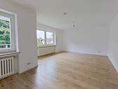 Ansicht I: Wohn- und Esszimmer - Familienglück: Frisch sanierte 5-Zimmer-Wohnung mit Balkon und Gäste-WC!