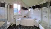 Zeitgemäß ausgestattetes Tageslichtbad mit Dusche und Badewanne - 