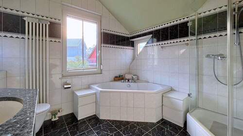 Zeitgemäß ausgestattetes Tageslichtbad mit Dusche und Badewanne - 