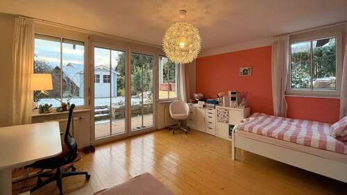 Das Zimmer im Gartengeschoss ist vielseitig nutzbar - ideal als Kinder,- Hobby- oder Arbeitszimmer - 