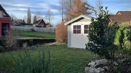 Das Gartenhäuschen schafft sicheren Stauraum für Geräte oder Fahrräder - 