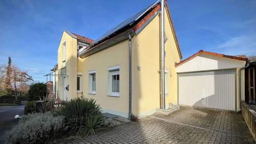 Garage mit gepflasterter Zufahrt und Platz zum Parken - 