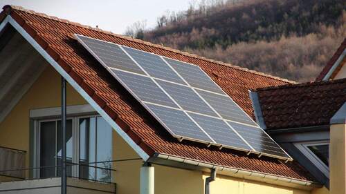 Die Südseite des Satteldaches ist mit einer Photovoltaikanlage versehen - 